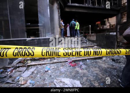 Dhaka, Wari, Bangladesh. 1er mars 2024. Les gens se rassemblent près d’un bâtiment commercial un jour après un incendie, alors que des pompiers et un expert médico-légal inspectent le site à Dhaka le 1er mars 2024. Les pompiers du Bangladesh ont déclaré le 1er mars que des failles de sécurité flagrantes étaient responsables de l'incendie d'un restaurant de Dhaka qui a tué 45 personnes, avec plus de décès probables parmi ceux qui ont été transportés d'urgence à l'hôpital dans un état critique. (Crédit image : © Habibur Rahman/ZUMA Press Wire) USAGE ÉDITORIAL SEULEMENT! Non destiné à UN USAGE commercial ! Banque D'Images