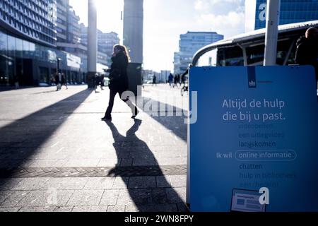 UTRECHT - les autorités fiscales aident les gens avec leurs déclarations de revenus à la gare centrale d'Utrecht. Les Néerlandais peuvent produire leur déclaration de revenus 2023 à partir du 1er mars. ANP JEROEN JUMELET pays-bas OUT - belgique OUT Banque D'Images