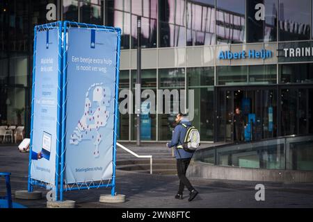 UTRECHT - les autorités fiscales aident les gens avec leurs déclarations de revenus à la gare centrale d'Utrecht. Les Néerlandais peuvent produire leur déclaration de revenus 2023 à partir du 1er mars. ANP JEROEN JUMELET pays-bas OUT - belgique OUT Banque D'Images