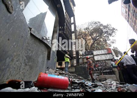 Dhaka, Wari, Bangladesh. 1er mars 2024. Les gens se rassemblent près d’un bâtiment commercial un jour après un incendie, alors que des pompiers et un expert médico-légal inspectent le site à Dhaka le 1er mars 2024. Les pompiers du Bangladesh ont déclaré le 1er mars que des failles de sécurité flagrantes étaient responsables de l'incendie d'un restaurant de Dhaka qui a tué 45 personnes, avec plus de décès probables parmi ceux qui ont été transportés d'urgence à l'hôpital dans un état critique. (Crédit image : © Habibur Rahman/ZUMA Press Wire) USAGE ÉDITORIAL SEULEMENT! Non destiné à UN USAGE commercial ! Banque D'Images