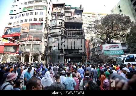 Dhaka, Wari, Bangladesh. 1er mars 2024. Les gens se rassemblent près d’un bâtiment commercial un jour après un incendie, alors que des pompiers et un expert médico-légal inspectent le site à Dhaka le 1er mars 2024. Les pompiers du Bangladesh ont déclaré le 1er mars que des failles de sécurité flagrantes étaient responsables de l'incendie d'un restaurant de Dhaka qui a tué 45 personnes, avec plus de décès probables parmi ceux qui ont été transportés d'urgence à l'hôpital dans un état critique. (Crédit image : © Habibur Rahman/ZUMA Press Wire) USAGE ÉDITORIAL SEULEMENT! Non destiné à UN USAGE commercial ! Banque D'Images