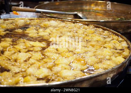 Soupe maw de poisson bouilli dans une grande casserole au marché thaïlandais de la nourriture de rue Banque D'Images