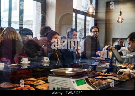 Les gens attendent d'être servis au comptoir de la pâtisserie, la photo a été prise à Parme le 11/25/2023 Banque D'Images