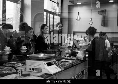 Les gens attendent d'être servis au comptoir de la pâtisserie, la photo a été prise à Parme le 11/25/2023 Banque D'Images