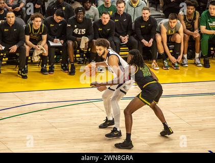 Février 29 2024 San Francisco CA, États-Unis L'attaquant Gonzaga Anton Watson (22) se bat pour la position lors du match de basket-ball masculin de la NCAA entre les Gonzaga Bulldogs et les San Francisco dons. Gonzaga a battu San Francisco 86-68 au Chase Center San Francisco Calif. Thurman James/CSM Banque D'Images