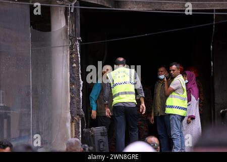 Dhaka, Wari, Bangladesh. 1er mars 2024. Les gens se rassemblent près d’un bâtiment commercial un jour après un incendie, alors que des pompiers et un expert médico-légal inspectent le site à Dhaka le 1er mars 2024. Les pompiers du Bangladesh ont déclaré le 1er mars que des failles de sécurité flagrantes étaient responsables de l'incendie d'un restaurant de Dhaka qui a tué 45 personnes, avec plus de décès probables parmi ceux qui ont été transportés d'urgence à l'hôpital dans un état critique. (Crédit image : © Habibur Rahman/ZUMA Press Wire) USAGE ÉDITORIAL SEULEMENT! Non destiné à UN USAGE commercial ! Banque D'Images