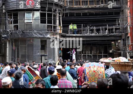 Dhaka, Wari, Bangladesh. 1er mars 2024. Les gens se rassemblent près d’un bâtiment commercial un jour après un incendie, alors que des pompiers et un expert médico-légal inspectent le site à Dhaka le 1er mars 2024. Les pompiers du Bangladesh ont déclaré le 1er mars que des failles de sécurité flagrantes étaient responsables de l'incendie d'un restaurant de Dhaka qui a tué 45 personnes, avec plus de décès probables parmi ceux qui ont été transportés d'urgence à l'hôpital dans un état critique. (Crédit image : © Habibur Rahman/ZUMA Press Wire) USAGE ÉDITORIAL SEULEMENT! Non destiné à UN USAGE commercial ! Banque D'Images