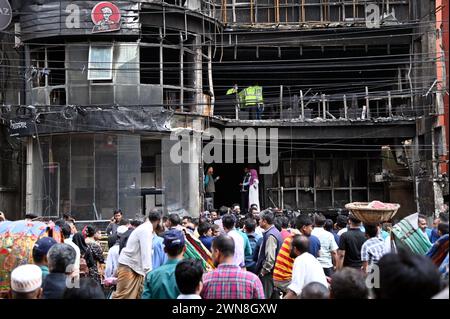 Dhaka, Wari, Bangladesh. 1er mars 2024. Les gens se rassemblent près d’un bâtiment commercial un jour après un incendie, alors que des pompiers et un expert médico-légal inspectent le site à Dhaka le 1er mars 2024. Les pompiers du Bangladesh ont déclaré le 1er mars que des failles de sécurité flagrantes étaient responsables de l'incendie d'un restaurant de Dhaka qui a tué 45 personnes, avec plus de décès probables parmi ceux qui ont été transportés d'urgence à l'hôpital dans un état critique. (Crédit image : © Habibur Rahman/ZUMA Press Wire) USAGE ÉDITORIAL SEULEMENT! Non destiné à UN USAGE commercial ! Banque D'Images