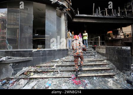 Dhaka, Wari, Bangladesh. 1er mars 2024. Les gens se rassemblent près d’un bâtiment commercial un jour après un incendie, alors que des pompiers et un expert médico-légal inspectent le site à Dhaka le 1er mars 2024. Les pompiers du Bangladesh ont déclaré le 1er mars que des failles de sécurité flagrantes étaient responsables de l'incendie d'un restaurant de Dhaka qui a tué 45 personnes, avec plus de décès probables parmi ceux qui ont été transportés d'urgence à l'hôpital dans un état critique. (Crédit image : © Habibur Rahman/ZUMA Press Wire) USAGE ÉDITORIAL SEULEMENT! Non destiné à UN USAGE commercial ! Banque D'Images