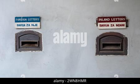 Boîtes aux lettres pour le courrier international et national à l'extérieur du bureau de poste de Stone Town, Zanzibar, Tanzanie Banque D'Images