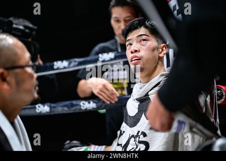 Tokyo, Japon. 24 février 2024. Le Japonais Kosei Tanaka reçoit des instructions dans son corner avant le quatrième tour lors du combat vacant des super poids mouches WBO au Ryogoku Kokugikan à Tokyo, Japon, le 24 février 2024. Crédit : Hiroaki Finito Yamaguchi/AFLO/Alamy Live News Banque D'Images