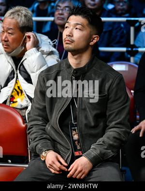 Tokyo, Japon. 24 février 2024. Ryomei Tanaka, le frère de Kosei Tanaka du Japon, regarde le combat vacant de Kosei WBO Super Flyweight au Ryogoku Kokugikan à Tokyo, Japon, le 24 février 2024. Crédit : Hiroaki Finito Yamaguchi/AFLO/Alamy Live News Banque D'Images