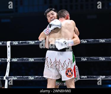 Tokyo, Japon. 24 février 2024. Le Japonais Kosei Tanaka et le mexicain Christian Bacasegua, avant, s'étreignent après la dernière cloche lors du combat vacant des super poids mouches WBO au Ryogoku Kokugikan à Tokyo, Japon, le 24 février 2024. Crédit : Hiroaki Finito Yamaguchi/AFLO/Alamy Live News Banque D'Images