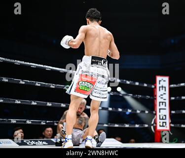 Tokyo, Japon. 24 février 2024. Le Japonais Junto Nakatani fait tomber le mexicain Alexandro Santiago au sixième tour lors du combat pour le titre des poids-faibles de la WBC au Ryogoku Kokugikan à Tokyo, Japon, le 24 février 2024. Crédit : Hiroaki Finito Yamaguchi/AFLO/Alamy Live News Banque D'Images