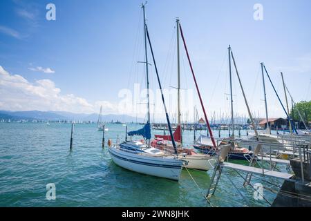 Voiliers sur le lac de Constance à Lindau Island, Bodensee, Bavière, Allemagne, avec les montagnes de l'Autriche et de la Suisse en arrière-plan Banque D'Images