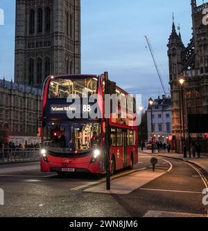 Une vue nocturne d'une rue de Londres avec un bus rouge à impériale Banque D'Images