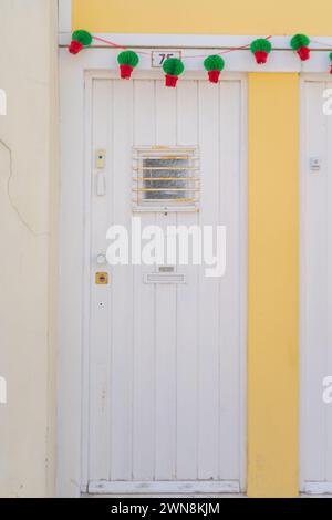 Décorations du festival de San Juan à l'entrée de la maison Banque D'Images