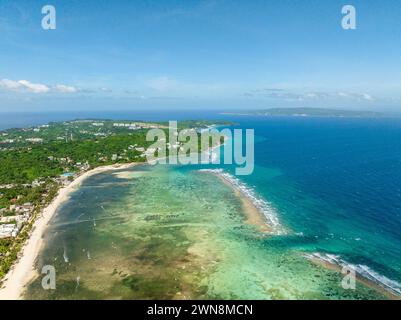 Bulabog Beach avec kitesurf et planche à voile. Vagues de l'océan à Boracay, vue d'en haut. Philippines. Banque D'Images