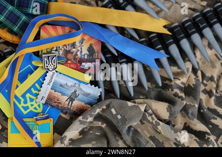 KIEV, UKRAINE - 4 MAI 2023 : attributs ukrainiens et souvenirs sur fond de camouflage pixel vert Banque D'Images