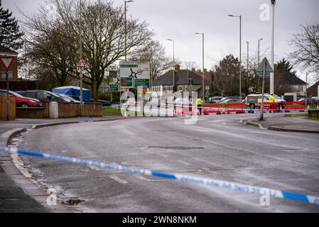 Oxford, 1er mars 2024. La police a fermé Bayswater Road et des parties d'autres routes voisines à Barton, une banlieue d'Oxford, après un incident de coups de couteau juste avant minuit le 29 février. Un homme a été arrêté. Crédit : Martin Anderson/Alamy Live News Banque D'Images