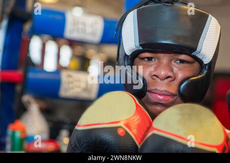 Jeunes filles participant à une clinique de boxe au gymnase local Banque D'Images