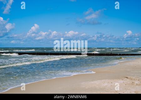 Plage de dunes de sable d'herbe vue mer, Leba, mer Baltique, Pologne Banque D'Images