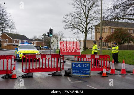 Oxford, 1er mars 2024. La police a fermé Bayswater Road et des parties d'autres routes voisines à Barton, une banlieue d'Oxford, après un incident de coups de couteau juste avant minuit le 29 février. Un homme a été arrêté. Crédit : Martin Anderson/Alamy Live News Banque D'Images