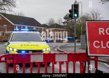 Oxford, 1er mars 2024. La police a fermé Bayswater Road et des parties d'autres routes voisines à Barton, une banlieue d'Oxford, après un incident de coups de couteau juste avant minuit le 29 février. Un homme a été arrêté. Crédit : Martin Anderson/Alamy Live News Banque D'Images