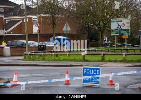 Oxford, 1er mars 2024. La police a fermé Bayswater Road et des parties d'autres routes voisines à Barton, une banlieue d'Oxford, après un incident de coups de couteau juste avant minuit le 29 février. Un homme a été arrêté. Crédit : Martin Anderson/Alamy Live News Banque D'Images