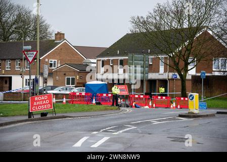 Oxford, 1er mars 2024. La police a fermé Bayswater Road et des parties d'autres routes voisines à Barton, une banlieue d'Oxford, après un incident de coups de couteau juste avant minuit le 29 février. Un homme a été arrêté. Crédit : Martin Anderson/Alamy Live News Banque D'Images