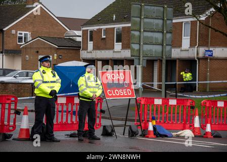 Oxford, 1er mars 2024. La police a fermé Bayswater Road et des parties d'autres routes voisines à Barton, une banlieue d'Oxford, après un incident de coups de couteau juste avant minuit le 29 février. Un homme a été arrêté. Crédit : Martin Anderson/Alamy Live News Banque D'Images