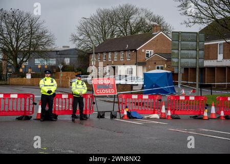 Oxford, 1er mars 2024. La police a fermé Bayswater Road et des parties d'autres routes voisines à Barton, une banlieue d'Oxford, après un incident de coups de couteau juste avant minuit le 29 février. Un homme a été arrêté. Crédit : Martin Anderson/Alamy Live News Banque D'Images