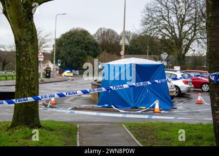 Oxford, 1er mars 2024. La police a fermé Bayswater Road et des parties d'autres routes voisines à Barton, une banlieue d'Oxford, après un incident de coups de couteau juste avant minuit le 29 février. Un homme a été arrêté. Crédit : Martin Anderson/Alamy Live News Banque D'Images