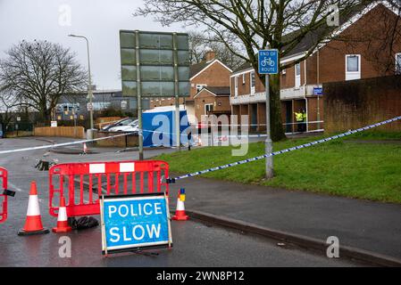 Oxford, 1er mars 2024. La police a fermé Bayswater Road et des parties d'autres routes voisines à Barton, une banlieue d'Oxford, après un incident de coups de couteau juste avant minuit le 29 février. Un homme a été arrêté. Crédit : Martin Anderson/Alamy Live News Banque D'Images