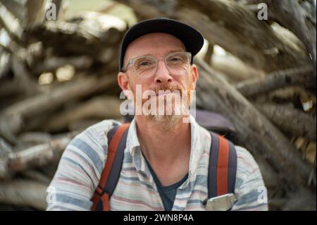 Portrait d'un homme d'âge moyen portant des lunettes et souriant à la caméra Banque D'Images