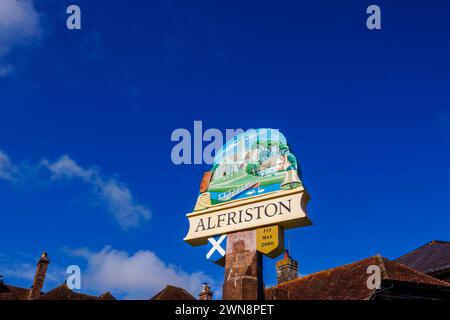 Panneau de nom peint daté du 1er mai 2000 d'Alfriston, un joli village historique dans le district de Wealden dans l'East Sussex Banque D'Images