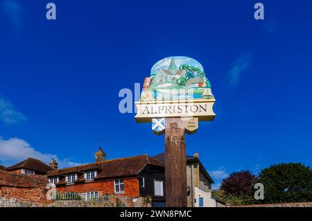 Panneau de nom peint daté du 1er mai 2000 d'Alfriston, un joli village historique dans le district de Wealden dans l'East Sussex Banque D'Images