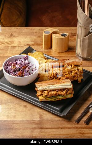 sandwichs et pommes de terre sur la table dans le bar Banque D'Images