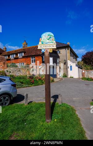 Panneau de nom peint daté du 1er mai 2000 d'Alfriston, un joli village historique dans le district de Wealden dans l'East Sussex Banque D'Images