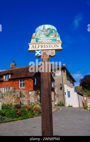 Panneau de nom peint daté du 1er mai 2000 d'Alfriston, un joli village historique dans le district de Wealden dans l'East Sussex Banque D'Images