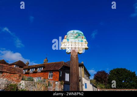 Panneau de nom peint daté du 1er mai 2000 d'Alfriston, un joli village historique dans le district de Wealden dans l'East Sussex Banque D'Images