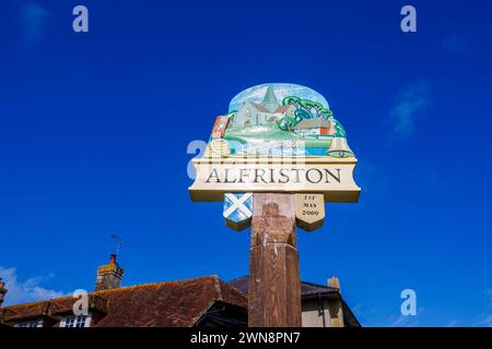 Panneau de nom peint daté du 1er mai 2000 d'Alfriston, un joli village historique dans le district de Wealden dans l'East Sussex Banque D'Images