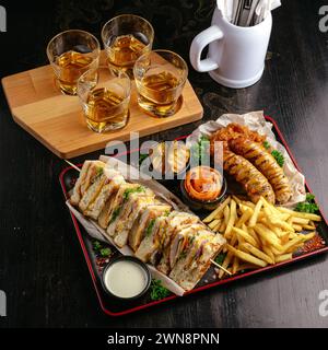 sandwichs et pommes de terre sur la table dans le bar Banque D'Images