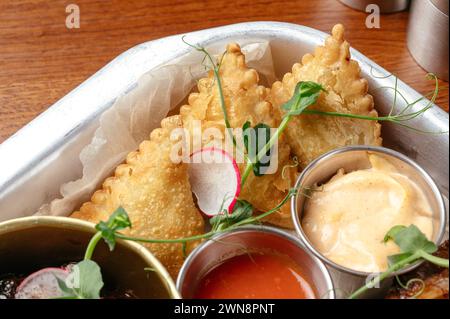 collations à la bière sur la table au bar Banque D'Images