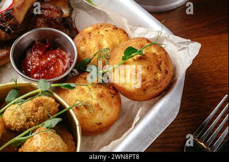 collations à la bière sur la table au bar Banque D'Images