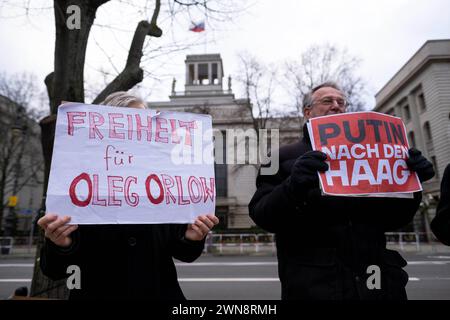 Poutine-Gegner demonstrieren in Berlin für die Freilassung des russischen Menschenrechtsaktivisten und Co-chefs von Memorial Oleg Orlow aus russischer Haft. SIE Fordern die Freilassung aller politischen Gefangenen und mehr Demokratie in Russland. / Les opposants à Poutine manifestent à Berlin pour la libération du militant russe des droits de l'homme et membre du Memorial Oleg Orlow, détenu par les Russes. Ils exigent la libération de tous les prisonniers politiques et plus de démocratie en Russie. Snapshot-Photography/K.M.Krause *** les opposants à Poutine manifestent à Berlin pour la libération du militant russe des droits de l'homme et moi Banque D'Images