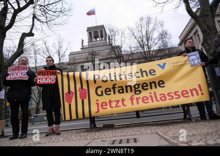 Poutine-Gegner demonstrieren in Berlin für die Freilassung des russischen Menschenrechtsaktivisten und Co-chefs von Memorial Oleg Orlow aus russischer Haft. SIE Fordern die Freilassung aller politischen Gefangenen und mehr Demokratie in Russland. / Les opposants à Poutine manifestent à Berlin pour la libération du militant russe des droits de l'homme et membre du Memorial Oleg Orlow, détenu par les Russes. Ils exigent la libération de tous les prisonniers politiques et plus de démocratie en Russie. Snapshot-Photography/K.M.Krause *** les opposants à Poutine manifestent à Berlin pour la libération du militant russe des droits de l'homme et moi Banque D'Images