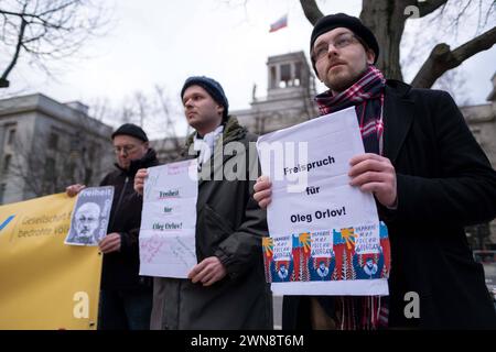 Poutine-Gegner demonstrieren in Berlin für die Freilassung des russischen Menschenrechtsaktivisten und Co-chefs von Memorial Oleg Orlow aus russischer Haft. SIE Fordern die Freilassung aller politischen Gefangenen und mehr Demokratie in Russland. / Les opposants à Poutine manifestent à Berlin pour la libération du militant russe des droits de l'homme et membre du Memorial Oleg Orlow, détenu par les Russes. Ils exigent la libération de tous les prisonniers politiques et plus de démocratie en Russie. Snapshot-Photography/K.M.Krause *** les opposants à Poutine manifestent à Berlin pour la libération du militant russe des droits de l'homme et moi Banque D'Images