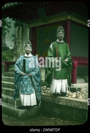 Deux prêtres. De la collection Hebert Geddes 'Life in Japan' : transparents en verre colorés à la main vintage de l'ère Meiji. Yokohama, Japon fin du XIXe siècle,. Ces images de divers artistes japonais ont été vendues aux visiteurs. Banque D'Images