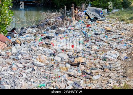 Beaucoup de déchets plastiques sur le bord de la route Banque D'Images